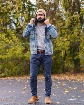 Quale giacca di jeans indossare con stivali chelsea marroni in modo smart-casual: Coniuga una giacca di jeans con jeans blu scuro per un look raffinato per il tempo libero. Scegli uno stile classico per le calzature e calza un paio di stivali chelsea marroni.