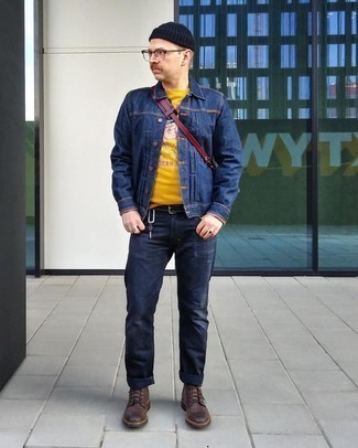 Quale jeans indossare con stivali casual marroni per un uomo di 30 anni quando fa caldo: Potresti abbinare una giacca di jeans blu scuro con jeans per un look trendy e alla mano. Stivali casual marroni impreziosiranno all'istante anche il look più trasandato.
