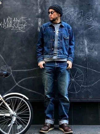 Come indossare e abbinare una giacca di jeans blu scuro con jeans blu quando fa freddo: Opta per una giacca di jeans blu scuro e jeans blu per un look spensierato e alla moda. Opta per un paio di stivali casual in pelle bordeaux per dare un tocco classico al completo.