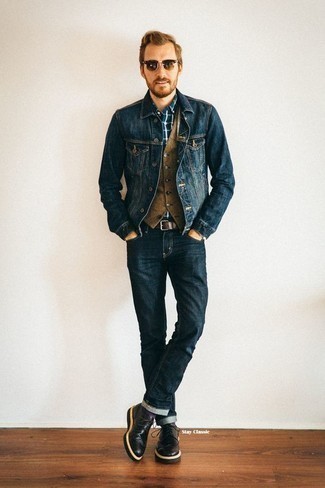 Quale gilet indossare con jeans blu per un uomo di 30 anni: Potresti abbinare un gilet con jeans blu per un look elegante e di classe. Scarpe brogue in pelle nere sono una splendida scelta per completare il look.