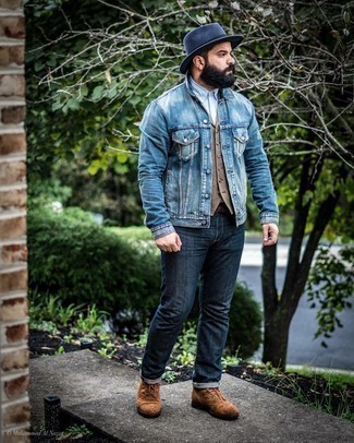 Come indossare e abbinare una giacca di jeans con un gilet in modo smart-casual: Indossa una giacca di jeans e un gilet come un vero gentiluomo. Scegli un paio di stivali casual in pelle scamosciata marroni come calzature per avere un aspetto più rilassato.