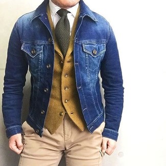 Come indossare e abbinare una giacca di jeans con un gilet quando fa caldo: Combina una giacca di jeans con un gilet come un vero gentiluomo.