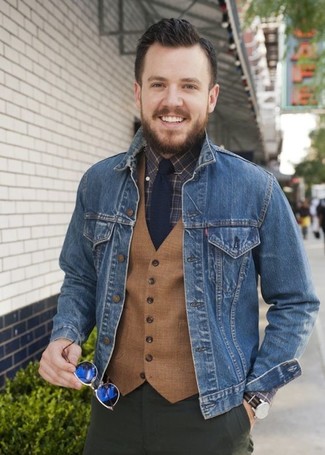 Come indossare e abbinare un gilet con una giacca di jeans quando fa caldo: Combina una giacca di jeans con un gilet per un look elegante e alla moda.