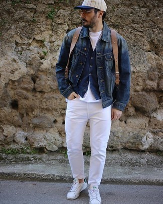 Look alla moda per uomo: Giacca di jeans blu scuro, Gilet di jeans blu scuro, T-shirt girocollo bianca, Jeans bianchi
