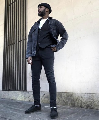 Come indossare e abbinare una giacca di jeans con un gilet: Scegli un outfit composto da una giacca di jeans e un gilet per un look elegante e di classe. Per distinguerti dagli altri, prova con un paio di chukka in pelle scamosciata nere.