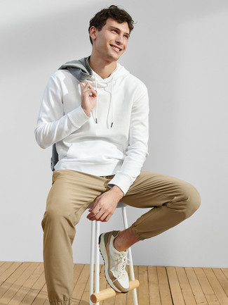 Quale giacca di jeans indossare con scarpe sportive bianche: Combina una giacca di jeans con chino marrone chiaro per vestirti casual. Scarpe sportive bianche renderanno il tuo look davvero alla moda.