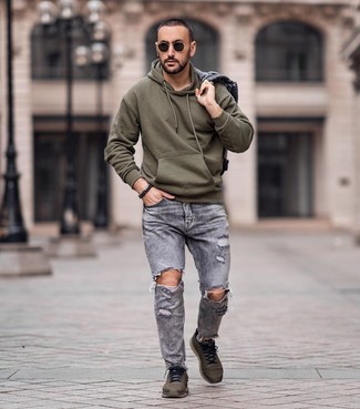Come indossare e abbinare jeans strappati grigio scuro con scarpe sportive verde scuro: Indossa una giacca di jeans grigia con jeans strappati grigio scuro per un outfit rilassato ma alla moda. Scarpe sportive verde scuro daranno una nuova dimensione a un look altrimenti classico.