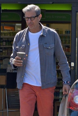 Moda uomo anni 50 in estate 2024 in modo casual: Mostra il tuo stile in una giacca di jeans grigia con chino rossi per affrontare con facilità la tua giornata. È magnifica idea per essere alla moda questa estate!