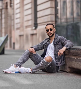Quale giacca di jeans indossare con scarpe sportive bianche per un uomo di 30 anni: Indossa una giacca di jeans e jeans strappati grigi per un'atmosfera casual-cool. Per un look più rilassato, scegli un paio di scarpe sportive bianche.