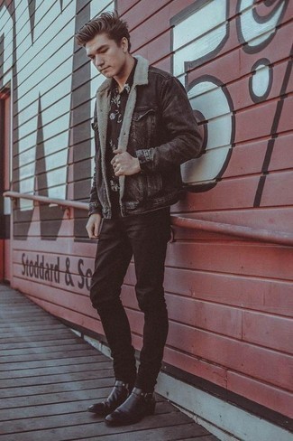 Quale giacca di jeans indossare con jeans neri in modo smart-casual: Abbina una giacca di jeans con jeans neri per vestirti casual. Prova con un paio di stivali chelsea in pelle neri per un tocco virile.