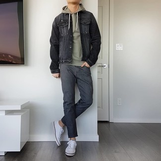 Come indossare e abbinare jeans argento: Opta per una giacca di jeans grigio scuro e jeans argento per affrontare con facilità la tua giornata. Sneakers basse di tela bianche sono una gradevolissima scelta per completare il look.