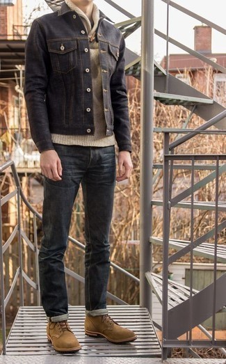 Quale jeans indossare con una giacca di jeans grigio scuro quando fa caldo: Indossa una giacca di jeans grigio scuro con jeans per un look raffinato per il tempo libero. Scegli uno stile classico per le calzature e indossa un paio di stivali casual in pelle scamosciata marrone chiaro.