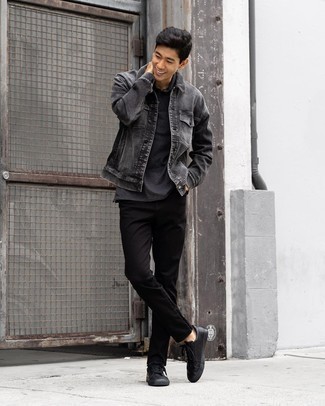 Come indossare e abbinare una giacca di jeans grigio scuro in modo casual: Indossa una giacca di jeans grigio scuro con chino neri per un fantastico look da sfoggiare nel weekend. Sneakers basse in pelle nere renderanno il tuo look davvero alla moda.