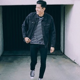 Quale jeans indossare con una giacca di jeans grigia: Indossa una giacca di jeans grigia con jeans per un look semplice, da indossare ogni giorno. Se non vuoi essere troppo formale, prova con un paio di sneakers alte di tela nere e bianche.