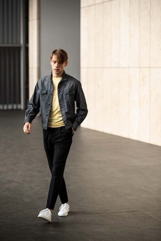 Quale giacca di jeans indossare con una t-shirt girocollo gialla in modo casual: Combina una giacca di jeans con una t-shirt girocollo gialla per un look semplice, da indossare ogni giorno. Sneakers basse di tela bianche sono una buona scelta per completare il look.