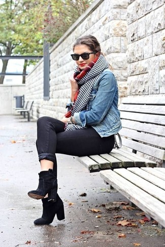 Come indossare e abbinare una sciarpa con motivo pied de poule nera per una donna di 30 anni: Combina una giacca di jeans blu con una sciarpa con motivo pied de poule nera per un'atmosfera casual-cool. Stivaletti in pelle scamosciata neri sono una eccellente scelta per completare il look.
