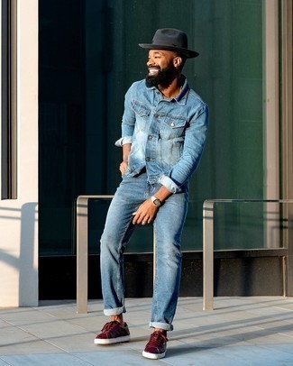 Come indossare e abbinare una giacca di jeans blu con jeans blu per un uomo di 30 anni quando fa caldo: Prova a combinare una giacca di jeans blu con jeans blu per un look raffinato per il tempo libero. Completa questo look con un paio di sneakers basse in pelle bordeaux.