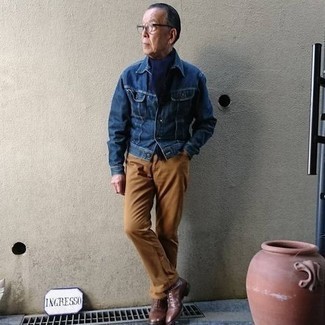 Come indossare e abbinare stivali per un uomo di 60 anni quando fa caldo in modo smart-casual: Indossa una giacca di jeans blu scuro con jeans terracotta per vestirti casual. Sfodera il gusto per le calzature di lusso e prova con un paio di stivali.