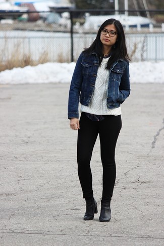 Come indossare e abbinare una giacca di jeans blu scuro con jeans aderenti neri in modo smart-casual: Combina una giacca di jeans blu scuro con jeans aderenti neri e sarai un vero sballo. Stivaletti in pelle neri sono una validissima scelta per completare il look.