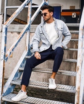 Look alla moda per uomo: Giacca di jeans azzurra, Maglione a trecce bianco, Chino a righe verticali blu scuro, Sneakers basse di tela bianche