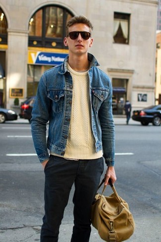 Come indossare e abbinare un borsone in pelle in autunno 2024 in modo smart-casual: Per un outfit della massima comodità, coniuga una giacca di jeans blu con un borsone in pelle. Questo è sicuramente il look da copiare in questi mesi autunnali.