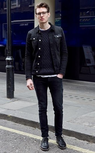 Quale jeans indossare con scarpe brogue nere: Scegli una giacca di jeans nera e jeans per un look trendy e alla mano. Indossa un paio di scarpe brogue nere per un tocco virile.