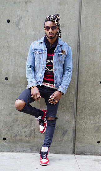Quale giacca di jeans indossare con jeans aderenti blu scuro in modo rilassato: Potresti combinare una giacca di jeans con jeans aderenti blu scuro per un look comfy-casual. Prova con un paio di sneakers alte in pelle bianche e rosse per avere un aspetto più rilassato.