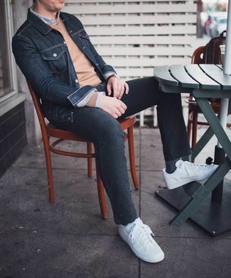 Quale jeans indossare con un maglione con scollo a v marrone chiaro per un uomo di 30 anni: Prova a combinare un maglione con scollo a v marrone chiaro con jeans per affrontare con facilità la tua giornata. Sneakers basse bianche sono una eccellente scelta per completare il look.