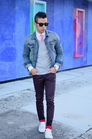 Come indossare e abbinare jeans viola: Abbina una giacca di jeans blu con jeans viola per affrontare con facilità la tua giornata. Sneakers basse bianche sono una buona scelta per completare il look.