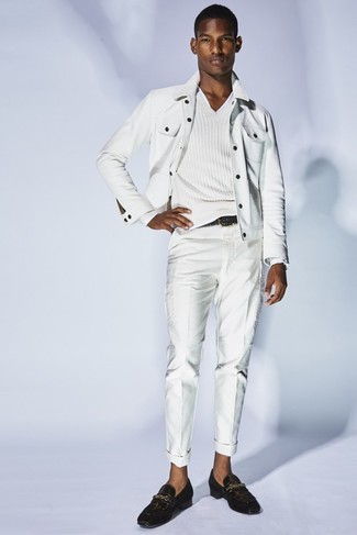 Quale chino indossare con una giacca di jeans bianca per un uomo di 20 anni in modo smart-casual: Abbina una giacca di jeans bianca con chino per un look spensierato e alla moda. Scegli un paio di mocassini eleganti in pelle marrone scuro come calzature per un tocco virile.
