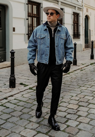 Look alla moda per uomo: Giacca di jeans azzurra, Maglione con zip blu scuro, Dolcevita beige, Chino neri