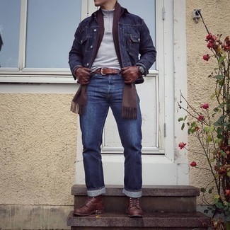 Quale jeans indossare con stivali casual marrone scuro quando fa caldo: Indossa una giacca di jeans blu scuro con jeans per un look semplice, da indossare ogni giorno. Un bel paio di stivali casual marrone scuro è un modo semplice di impreziosire il tuo look.