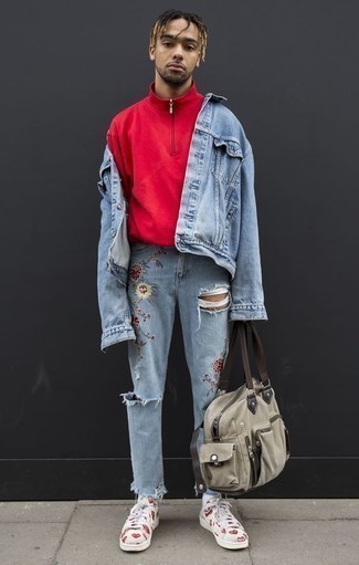 Quale giacca di jeans indossare con un maglione con zip rosso quando fa caldo: Abbina una giacca di jeans con un maglione con zip rosso se cerchi uno stile ordinato e alla moda. Scegli uno stile casual per le calzature con un paio di sneakers basse di tela stampate bianche.