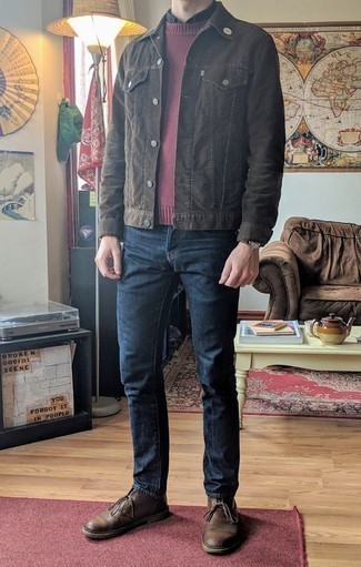 Quale maglione girocollo indossare con una giacca di jeans marrone scuro per un uomo di 30 anni: Prova ad abbinare una giacca di jeans marrone scuro con un maglione girocollo per un outfit comodo ma studiato con cura. Perfeziona questo look con un paio di chukka in pelle marroni.