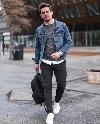 Come indossare e abbinare sneakers basse bianche con una giacca di jeans blu: Abbina una giacca di jeans blu con chino grigio scuro per un look spensierato e alla moda. Se non vuoi essere troppo formale, indossa un paio di sneakers basse bianche.