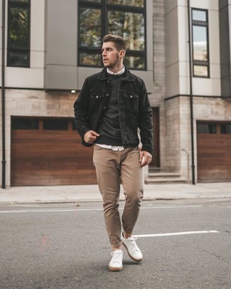 Come indossare e abbinare un maglione girocollo con una giacca di jeans: Abbina una giacca di jeans con un maglione girocollo per un fantastico look da sfoggiare nel weekend. Opta per un paio di sneakers basse di tela bianche per avere un aspetto più rilassato.