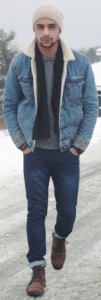 Come indossare e abbinare un maglione girocollo grigio con una giacca di jeans blu scuro quando fa freddo: Prova a combinare una giacca di jeans blu scuro con un maglione girocollo grigio per un look trendy e alla mano. Rifinisci questo look con un paio di stivali casual in pelle scamosciata marroni.