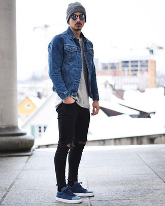 Come indossare e abbinare una giacca di jeans blu con jeans aderenti neri: Combina una giacca di jeans blu con jeans aderenti neri per un look comfy-casual. Rifinisci questo look con un paio di sneakers basse in pelle scamosciata blu scuro.