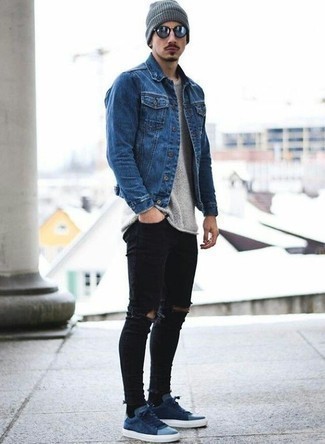 Come indossare e abbinare sneakers basse con jeans aderenti per un uomo di 20 anni: Abbina una giacca di jeans blu con jeans aderenti per una sensazione di semplicità e spensieratezza. Sneakers basse sono una splendida scelta per completare il look.