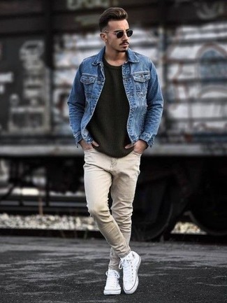Come indossare e abbinare jeans beige quando fa caldo in modo casual: Per un outfit quotidiano pieno di carattere e personalità, metti una giacca di jeans blu e jeans beige. Scegli un paio di sneakers alte di tela bianche come calzature per avere un aspetto più rilassato.