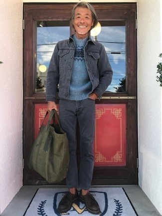 Quale jeans indossare con una giacca di jeans grigio scuro per un uomo di 50 anni: Indossa una giacca di jeans grigio scuro con jeans per un look raffinato per il tempo libero. Questo outfit si abbina perfettamente a un paio di chukka in pelle marrone scuro.