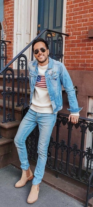 Look alla moda per uomo: Giacca di jeans azzurra, Maglione girocollo stampato bianco, Jeans azzurri, Stivali chelsea in pelle scamosciata beige