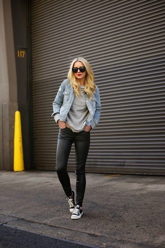 Quale giacca di jeans indossare con sneakers basse nere e bianche: Combina una giacca di jeans con leggings in pelle neri per un look trendy e alla mano. Sfodera il gusto per le calzature di lusso e opta per un paio di sneakers basse nere e bianche.