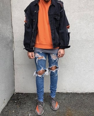 Come indossare e abbinare un maglione girocollo arancione: Potresti abbinare un maglione girocollo arancione con jeans aderenti strappati blu per un'atmosfera casual-cool. Calza un paio di sneakers basse arancioni per un tocco virile.