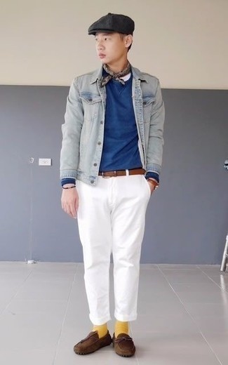 Quale chino indossare con mocassini driving marrone scuro in modo casual: Indossa una giacca di jeans azzurra e chino per un look raffinato per il tempo libero. Mocassini driving marrone scuro sono una interessante scelta per completare il look.