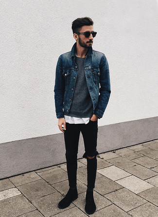 Quale chukka indossare con jeans aderenti neri: Mostra il tuo stile in una giacca di jeans blu scuro con jeans aderenti neri per un'atmosfera casual-cool. Scegli uno stile classico per le calzature e opta per un paio di chukka.