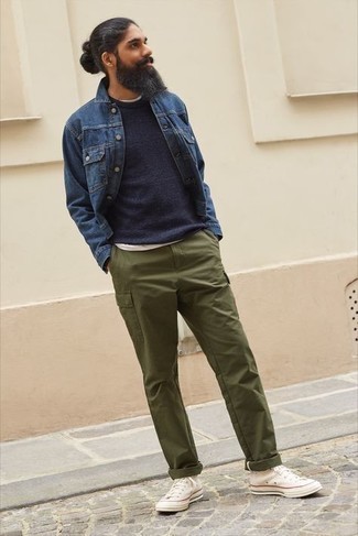 Come indossare e abbinare una giacca di jeans blu scuro con pantaloni cargo verde scuro: Metti una giacca di jeans blu scuro e pantaloni cargo verde scuro per vestirti casual. Sneakers alte di tela bianche renderanno il tuo look davvero alla moda.