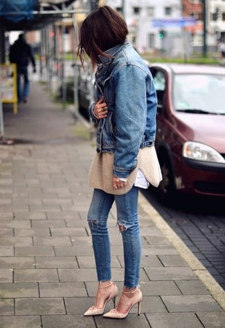 Quale décolleté indossare con una giacca di jeans blu quando fa caldo in modo casual: Abbina una giacca di jeans blu con jeans aderenti strappati blu per un look spensierato e alla moda. Décolleté sono una valida scelta per completare il look.