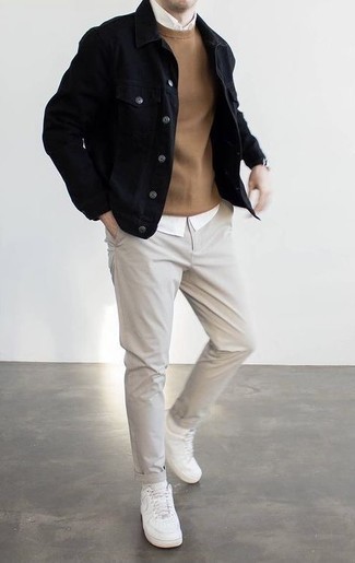 Look alla moda per uomo: Giacca di jeans nera, Maglione senza maniche marrone chiaro, Camicia a maniche corte bianca, Chino grigi