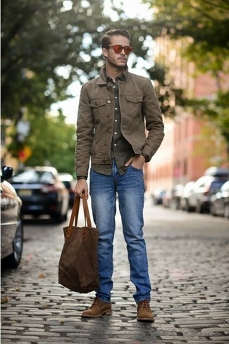 Quale jeans indossare con scarpe derby marrone scuro per un uomo di 30 anni: Prova a combinare una giacca di jeans marrone con jeans per vestirti casual. Sfodera il gusto per le calzature di lusso e opta per un paio di scarpe derby marrone scuro.